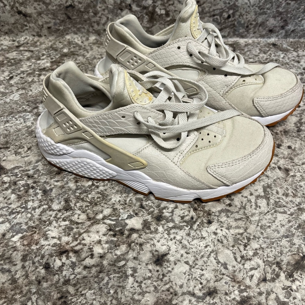 Nike Air Huarache Beige Sneakers 👟